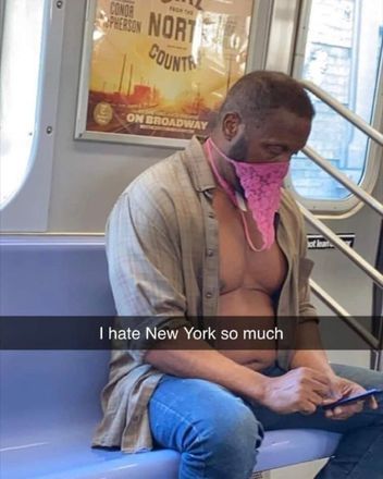 Alguém esqueceu a máscara no rolê da madrugada e precisou improvisar...