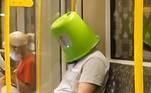 Por que um ser humano adaptaria um balde com visor para usar na cabeça toda ao invés de simplesmente usar uma máscara?