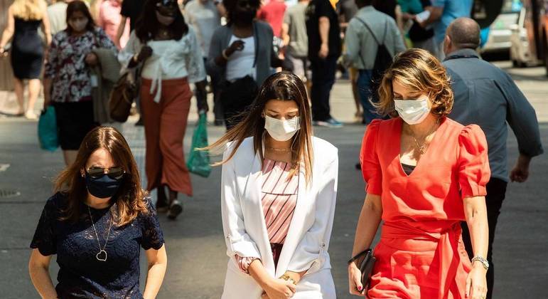 Governo de SP prorroga uso de máscara e recomenda restrições em eventos