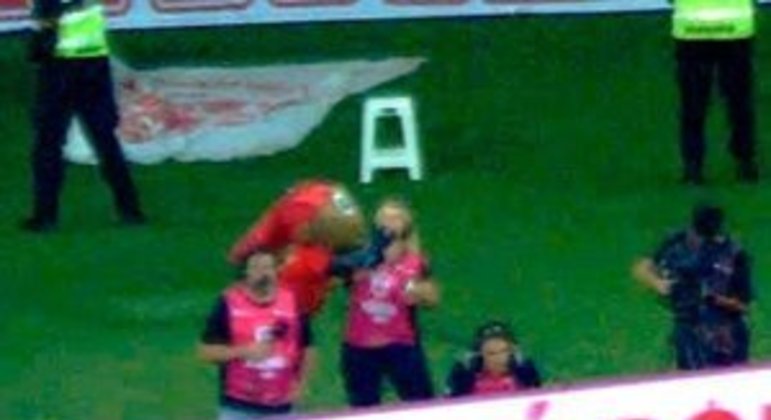 O flagrante do assédio. O Internacional cedeu as imagens para a Polícia Civil