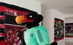 O Flamengo apresentou, na última terça-feira, o seu novo Urubu. Bem mais forte e sério, o mascote foi comparado com o árbitro Anderson Daronco nas redes sociais e apelidado de 