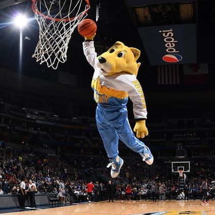 1º - Mascote de times da NBAPara animar a torcida, os times da NBA contam com mascotes que recebem salários anuais milionários. O mascote que mais recebe na liga de basquete é o Rocky the Mountain Lion, do Denver Nuggets. O leão ganha 625 mil dólares por ano (cerca de R$ 3,23 milhões)