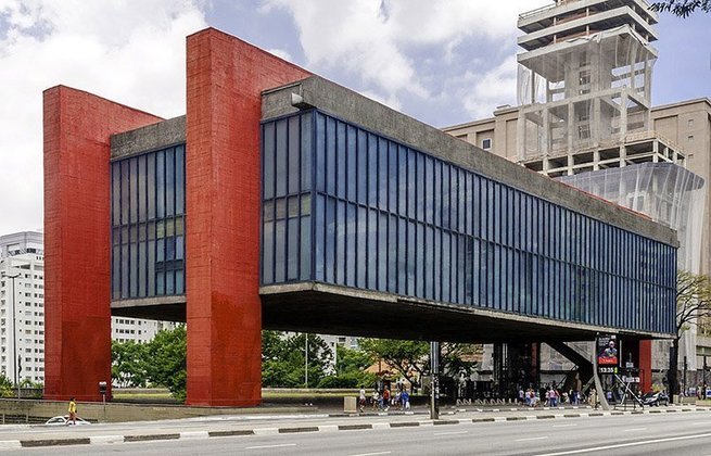 Masp - Museu de Arte, aberto em 1947. Tem um vão de 70m sob 4 pilares, concebido pelo engenheiro José Carlos Ferraz.  Tem grandes coleções de arte de vários países e peças arqueológicas. Um acervo de 8 mil peças, tombado pelo patrimônio nacional. Tem uma das maiores bibliotecas especializadas em arte do Brasil. 