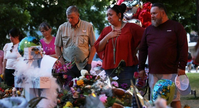 Moradores de Uvalde lamentam massacre em escola do Texas
