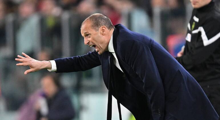 Massimiliano Allegri é treinador da Juventus desde 2021. O italiano recebe 12,8 milhões de euros, o que equivale a R$ 70,4 milhões. Apesar de ainda não ter nenhum título nessa passagem, quando esteve na Juve pela primeira vez, o técnico empilhou 11 conquistas na Velha Senhora