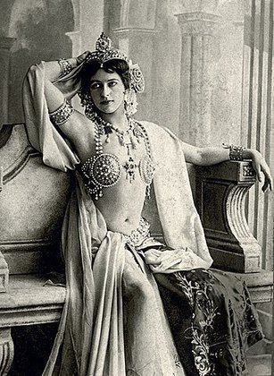 Mata Hari - Nascida na Holanda, Margaretha Gertrude Zelle, tentou ganhar a vida nos cabarés de Paris em 1905. Ela dizia que era indiana, filha de uma dançarina do Deus Shiva. Mas a carreira naufragou e ela virou cortesã. Mata significa 