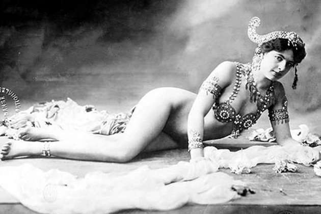 Mata Hari virou espiã ao conhecer Georges Ladoux, capitão da contraespionagem francesa.  Ele a usava para obter informações das forças prussianas. Mata Hari recorria à sedução como arma. Apontada como espiã, foi julgada e condenada à morte por fuzilamento em 15/10/1917, aos 41 anos.
