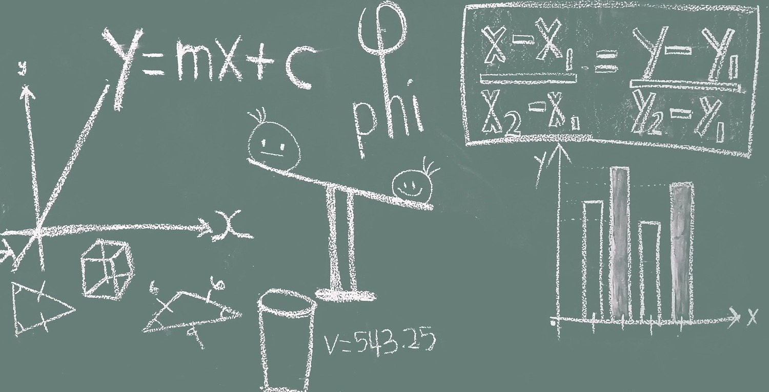 Segundo o MEC, a<b> </b>LDB (Lei de Diretrizes e Bases) inclui, no ensino médio,<b> obrigatoriamente, estudos e práticas de educação física, arte, sociologia e filosofia. Já o ensino de língua portuguesa e matemática</b> será obrigatório nos três anos do ensino médio, assegurada às comunidades indígenas, também, a utilização das respectivas línguas maternas, independentemente da área de aprofundamento que o estudante escolher em seu itinerário formativo