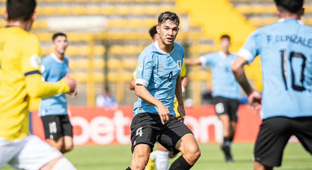 Mateo Ponte em ação pelo Uruguai