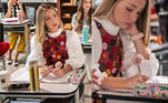 Até o material escolar da protagonista é estiloso! Da garrafa dourada à caneta com pompom rosa, a filha de Heloísa (Rhaisa Batista) e Júlio (Angelo Paes Leme) consegue #Mirelar inclusive em sala de aula