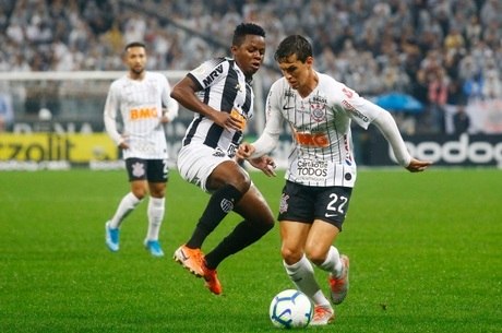 Mateus Vital disputa a bola com Cazares