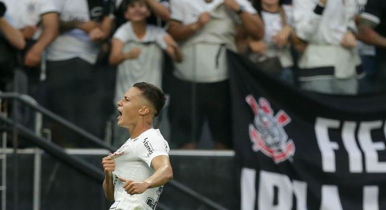 Matheus Araújo comemora seu primeiro gol como profissional