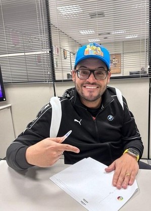 Matheus Ceará na renovação do seu contrato com o SBT