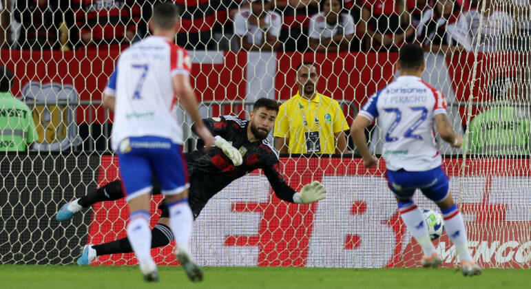Matheus Cunha defende pênalti de Yago Pikachu na partida entre Flamengo e Fortaleza no Brasileirão