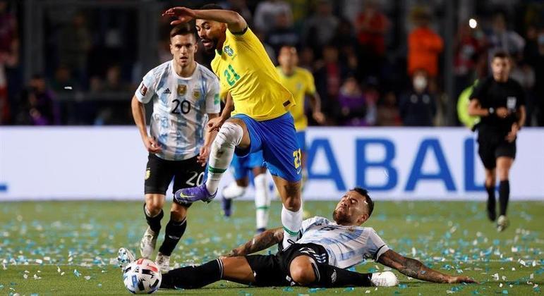 Matheus Cunha sofreu com a marcação no clássico entre Argentina e Brasil, em San Juan