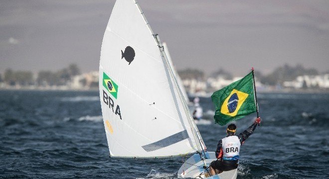 Matheus Dellagnelo conquistou o ouro na classe sunfish em Lima