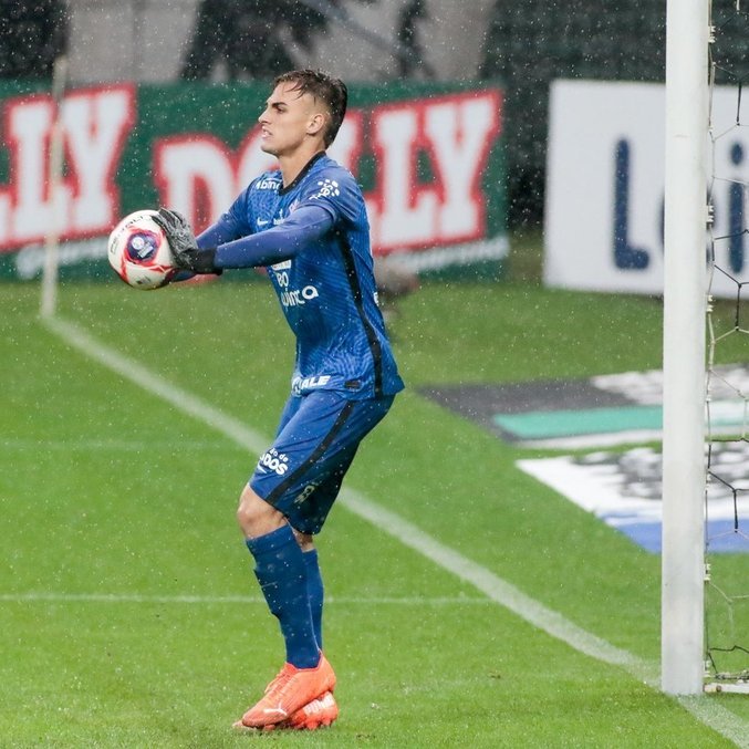 Goleiro Matheus Donelli em jogo pelo Corinthians