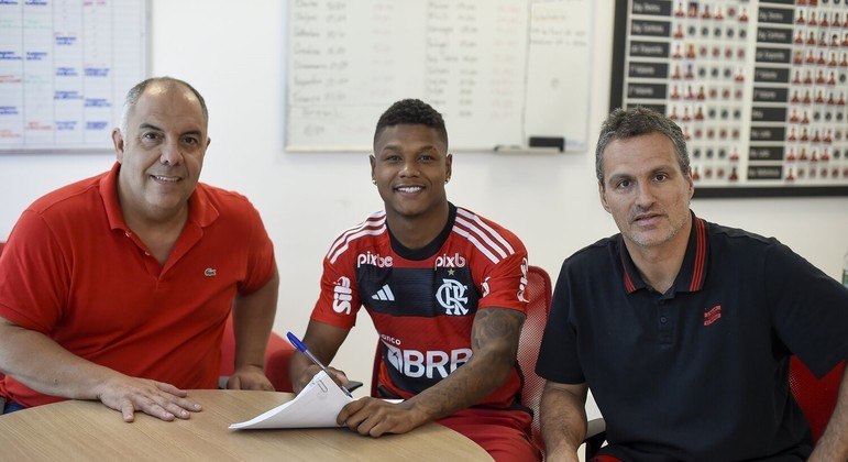 Matheus França assinou novo contrato com o Flamengo