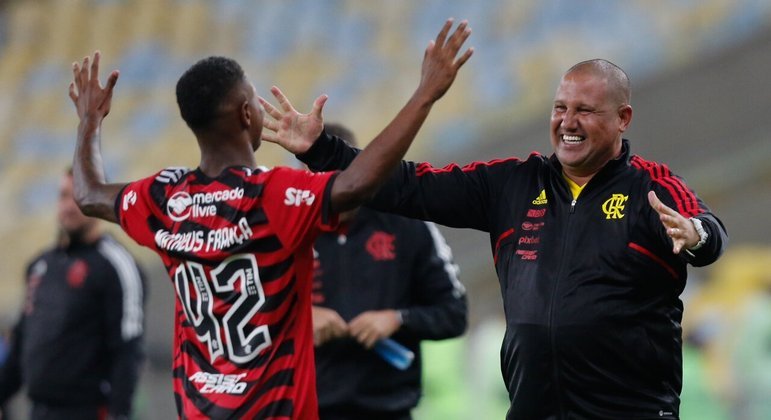 Matheus França comemora com Mário Jorge seu gol na vitória do Flamengo