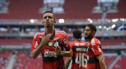 Matheus Gonçalves comemora gol pelo Flamengo