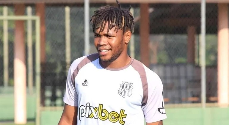 Matheus Jesus segue na Ponte Preta para a temporada 2023