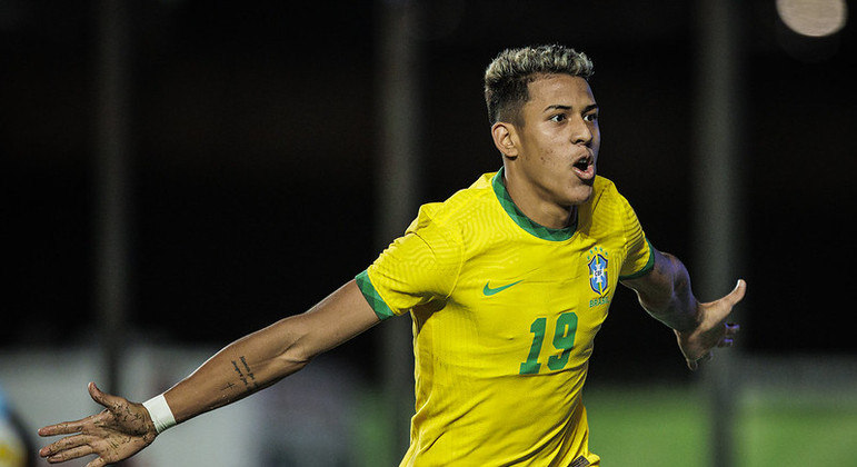 Matheus Martins comemorando gol pela Seleção Brasileira