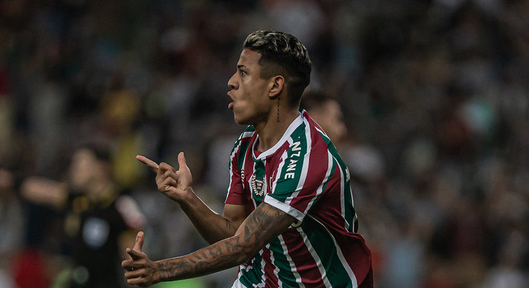 Matheus Martins comemorando gol diante do Avaí, pelo Brasileirão