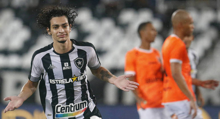 Matheus Nascimento marcou os dois gols do Botafogo na vitória no Nilton Santos