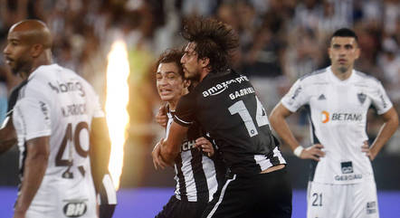 Matheus Nascimento e Gabriel Pires comemoram gol do Botafogo contra o Atlético-MG