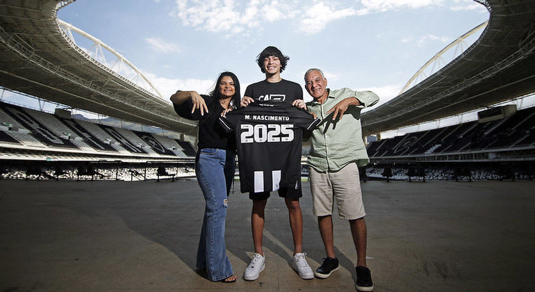 Matheus Nascimento renovou com o Botafogo até o fim de 2025
