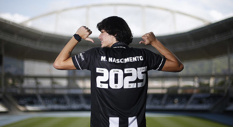 Matheus Nascimento renovou com o Botafogo até o fim de 2025