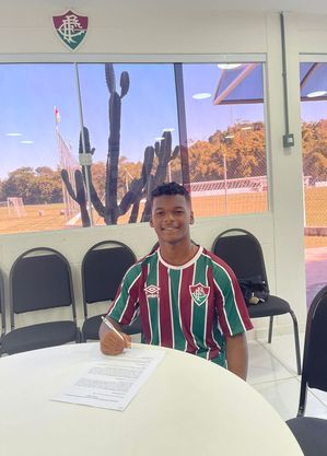 Matheuzinho assina contrato profissional com o Fluminense