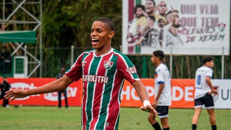 Matheus Reis (atacante): Fluminense (15 anos) – Matheus é o mais jovem do elenco brasileiro na disputa do Sul-Americano, com 15 anos. O atacante foi titular do Brasil na estreia da competição e atua no sub-17 do Fluminense.