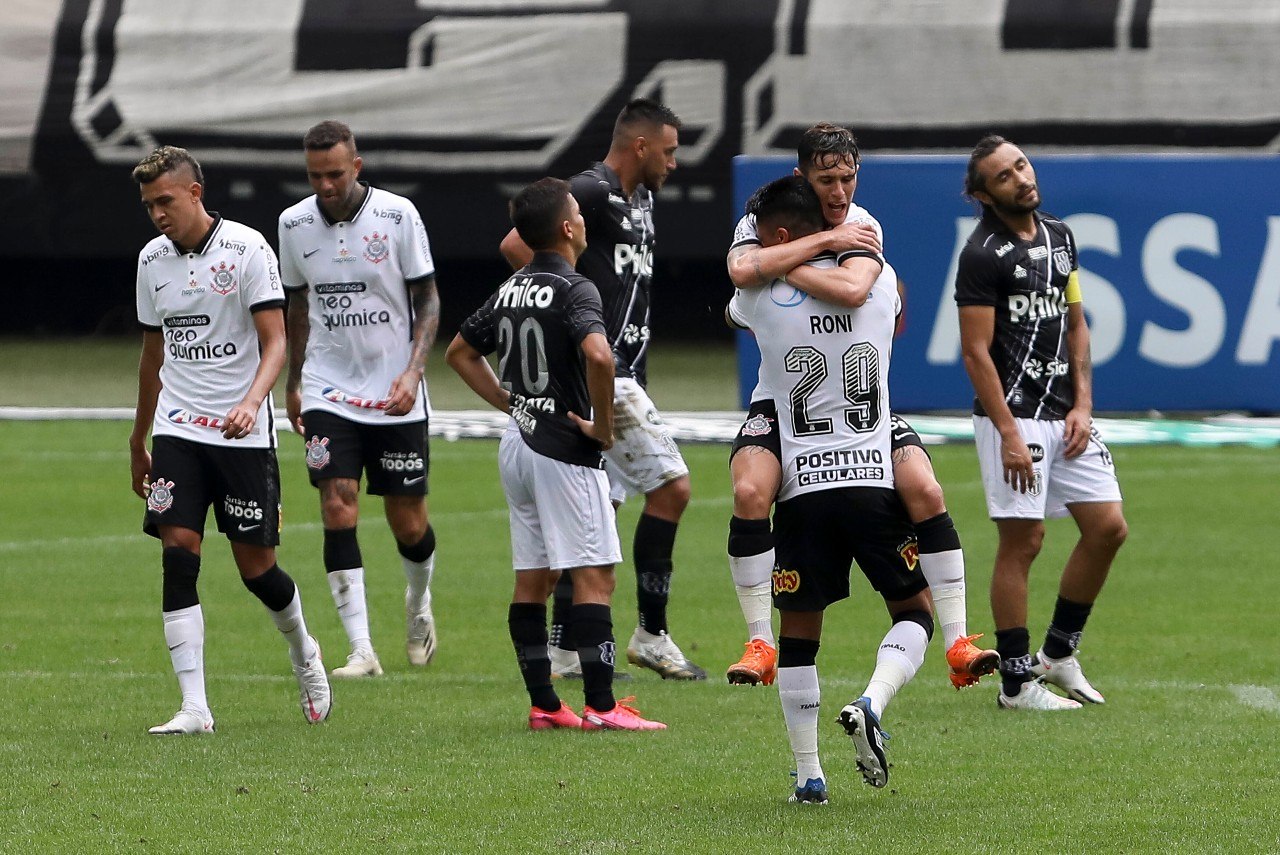 Corinthians inscreve lateral e ainda tem quatro vagas abertas na 