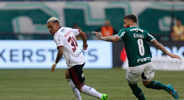 Matheusinho e Zé Rafael disputam a bola durante o empate entre Palmeiras e Flamengo