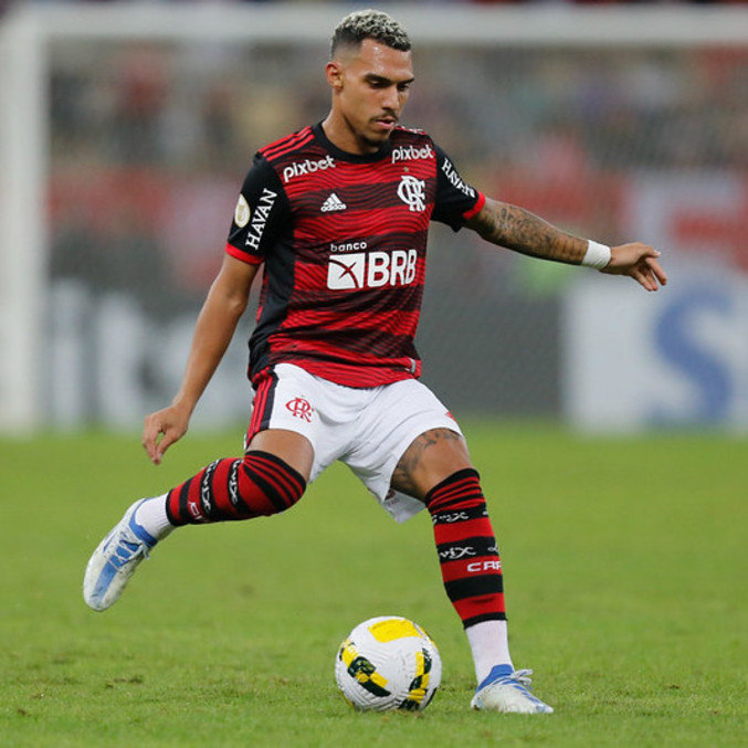 Matheuzinho durante a partida entre Flamengo e Cuiabá, pelo Brasileirão