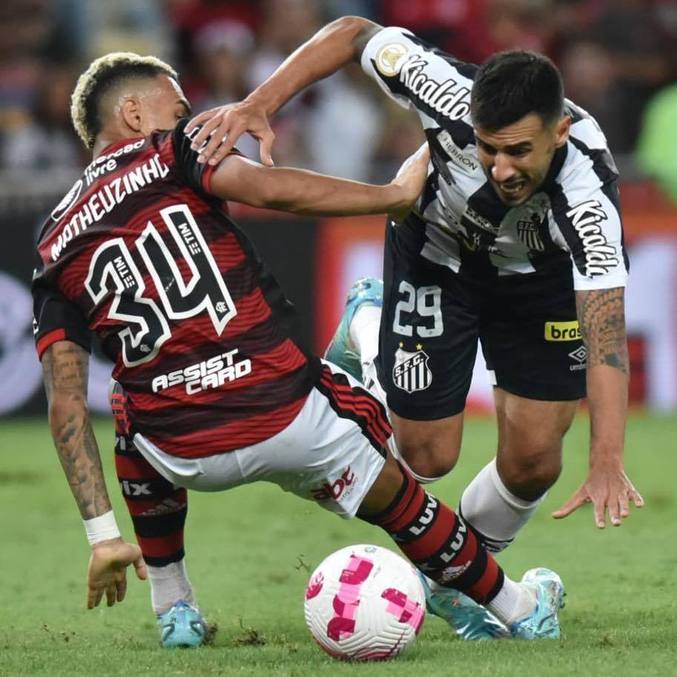 Matheuzinho em impacto com Camacho no Maracanã, que revoltou santistas