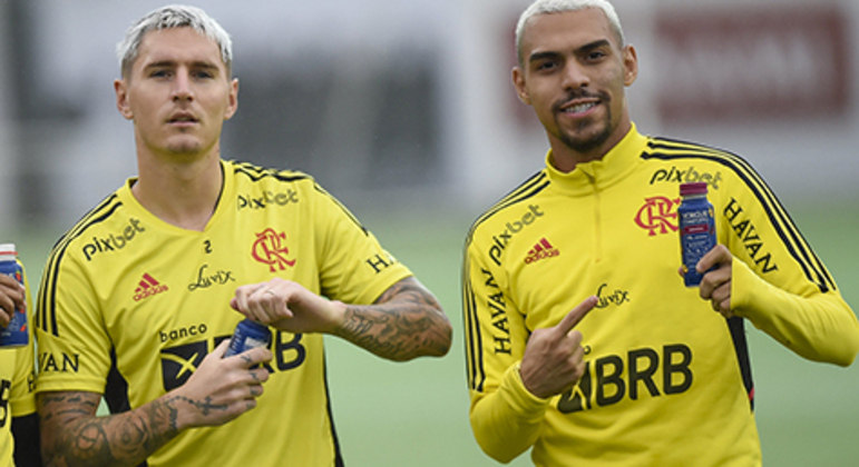 Varela e Matheuzinho. Jogadores fracos para a lateral direita. Posição fundamental para o Flamengo