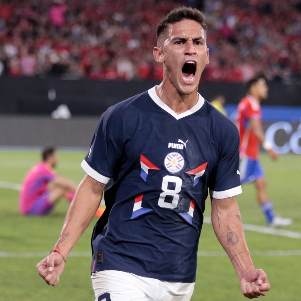 Matías Rojas comemora gol pela seleção paraguaia. Ele se mostra um jogador diferenciado