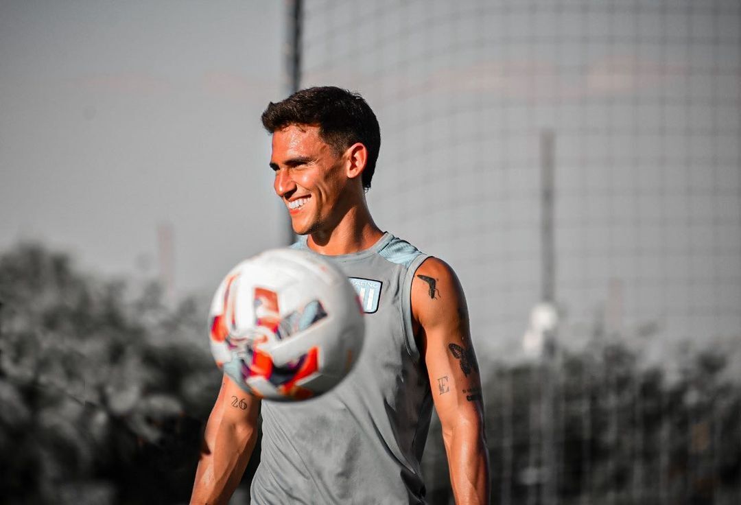 Matías Rojas antes de cobrança de falta no jogo entre Corinthians e  Estudiantes, pela Sul-Americana