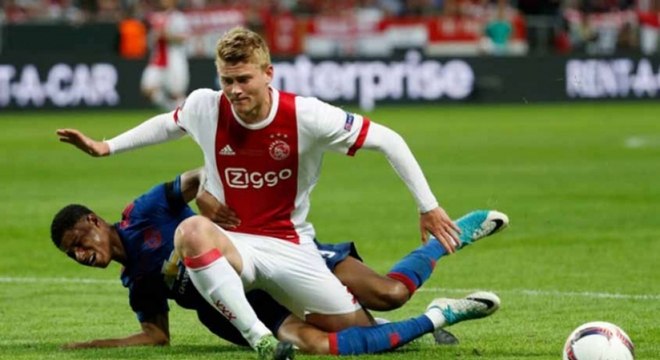 Matthijs De Ligt (Ajax) - No futebol holandês, o jogador de 18 anos vem se destacando, apresentando boas noções de desarme e marcação. Com isso, seu valor no mercado é de € 50,4 milhões (221,4 milhões de reais)