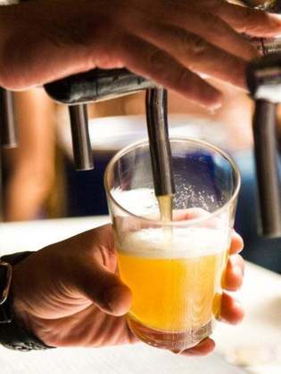 Maughan comentou sobre a ação das bebidas alcoólicas no organismo: “A cerveja causaria menos perda de água do que o uísque, porque você ingere mais líquido com a cerveja. Bebidas alcoólicas fortes irão desidratá-lo, bebidas alcoólicas diluídas, não
