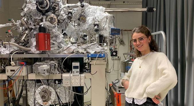 Maura Willems utilizou um microscópio de tunelamento para fazer a pequena árvore