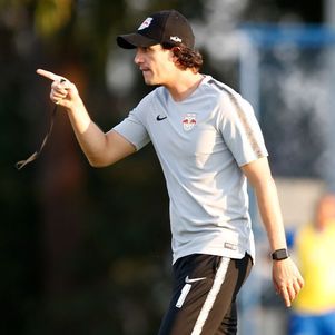 Maurício Barbieri gesticula para orientar o time do RB Bragantino