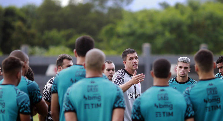 Mauricio Barbieri com elenco do Vasco durante treinamento no CT CT Moacyr Barbosa