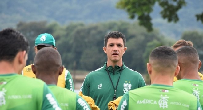 Maurício Barbieri deixou o comando do América-MG no mês de julho. O jovem treinador conquistou apenas uma vitória em sete jogos à frente do Coelho.