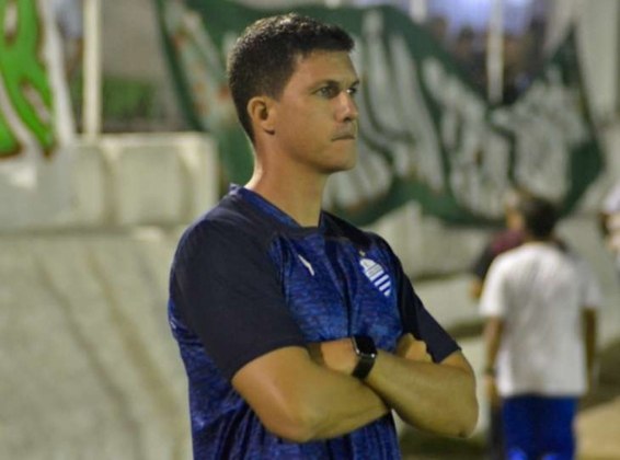 Maurício Barbieri foi demitido do CSA depois de apenas seis jogos, no dia 10 de fevereiro. Eduardo Baptista assumiu o Azulão. 