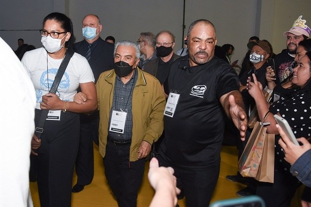 O escritor foi escoltado por seguranças na chegada ao Expo Center Norte, na capital paulista