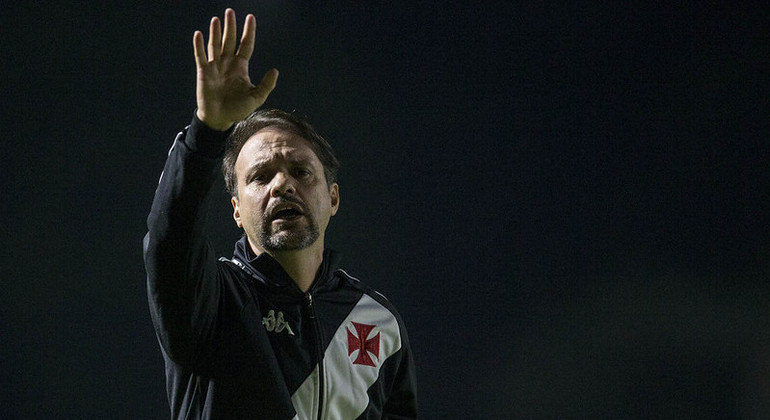 Mauricio Souza encara primeiro momento de pressão sob o comando do Vasco