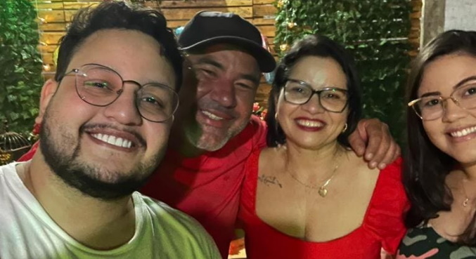 Maurílio em foto com a família, publicada pela mãe, Odaisa Delmonte
